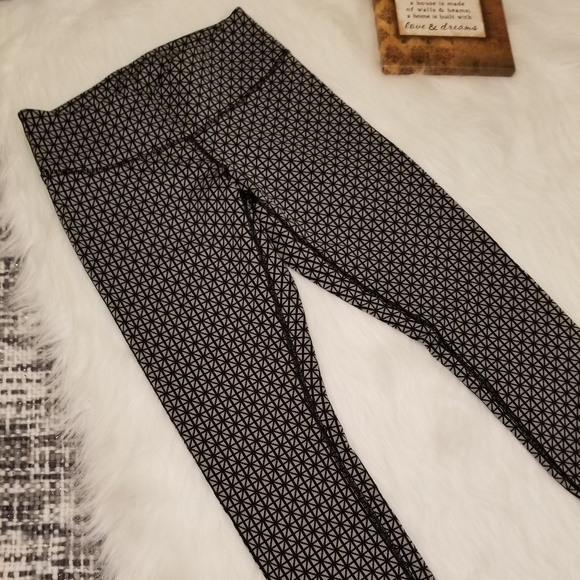 🌻🌺🌻LULULEMON GEOMETRIC WUNDER UNDER LEGGINGS!! - Picture 4 of 8